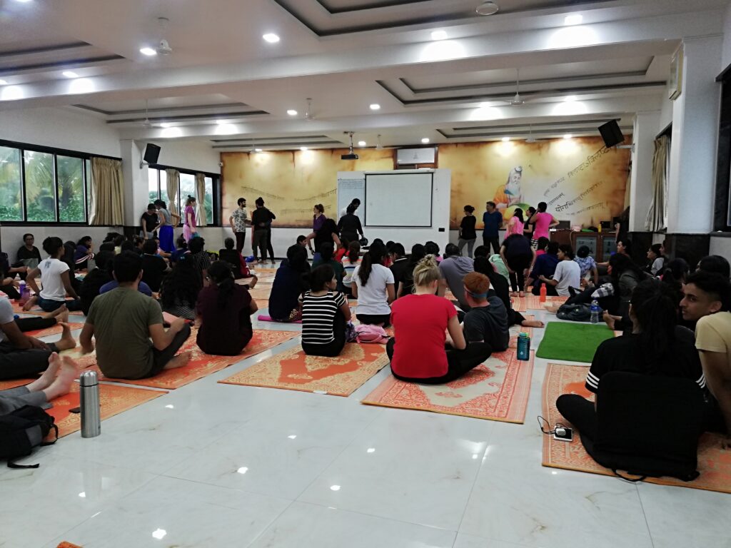 Entreprises – Groupe assis sur des tapis de yoga lors d’un atelier