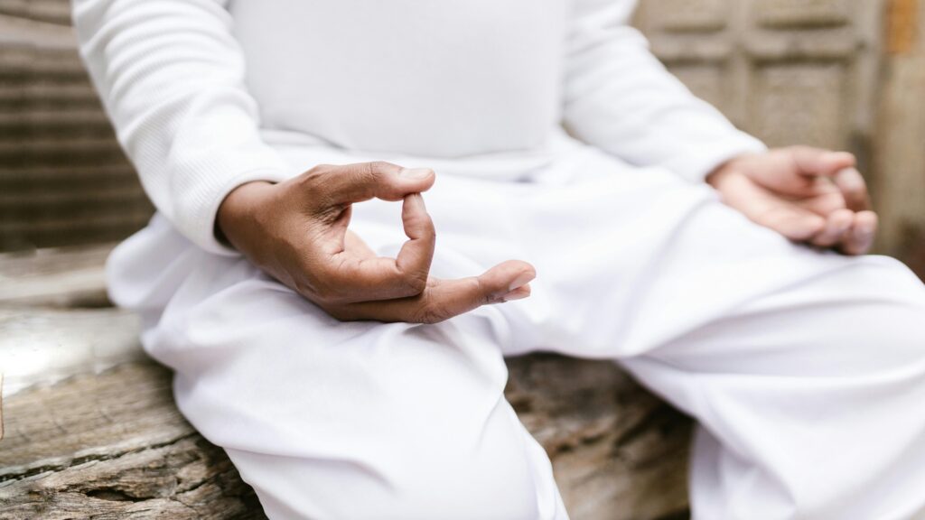 Privatpersonen – Person in weißer Kleidung im Meditationssitz