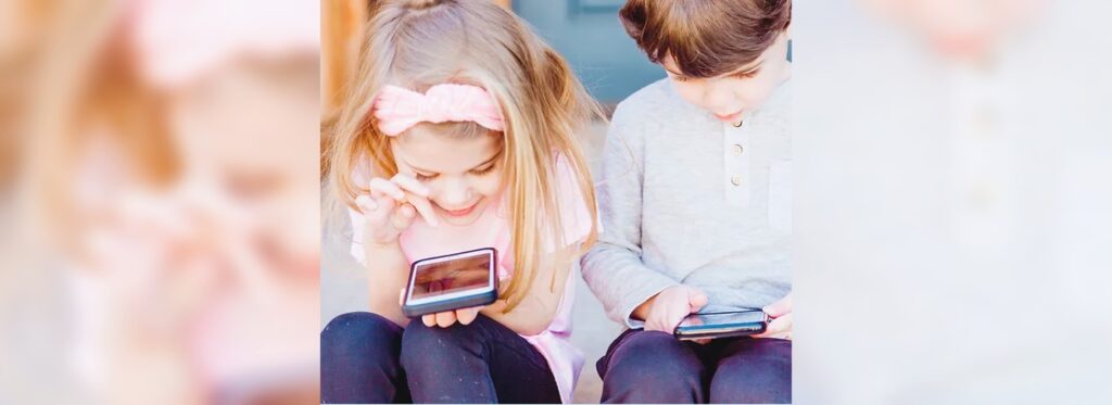 Deux enfants regardent leurs smartphones
